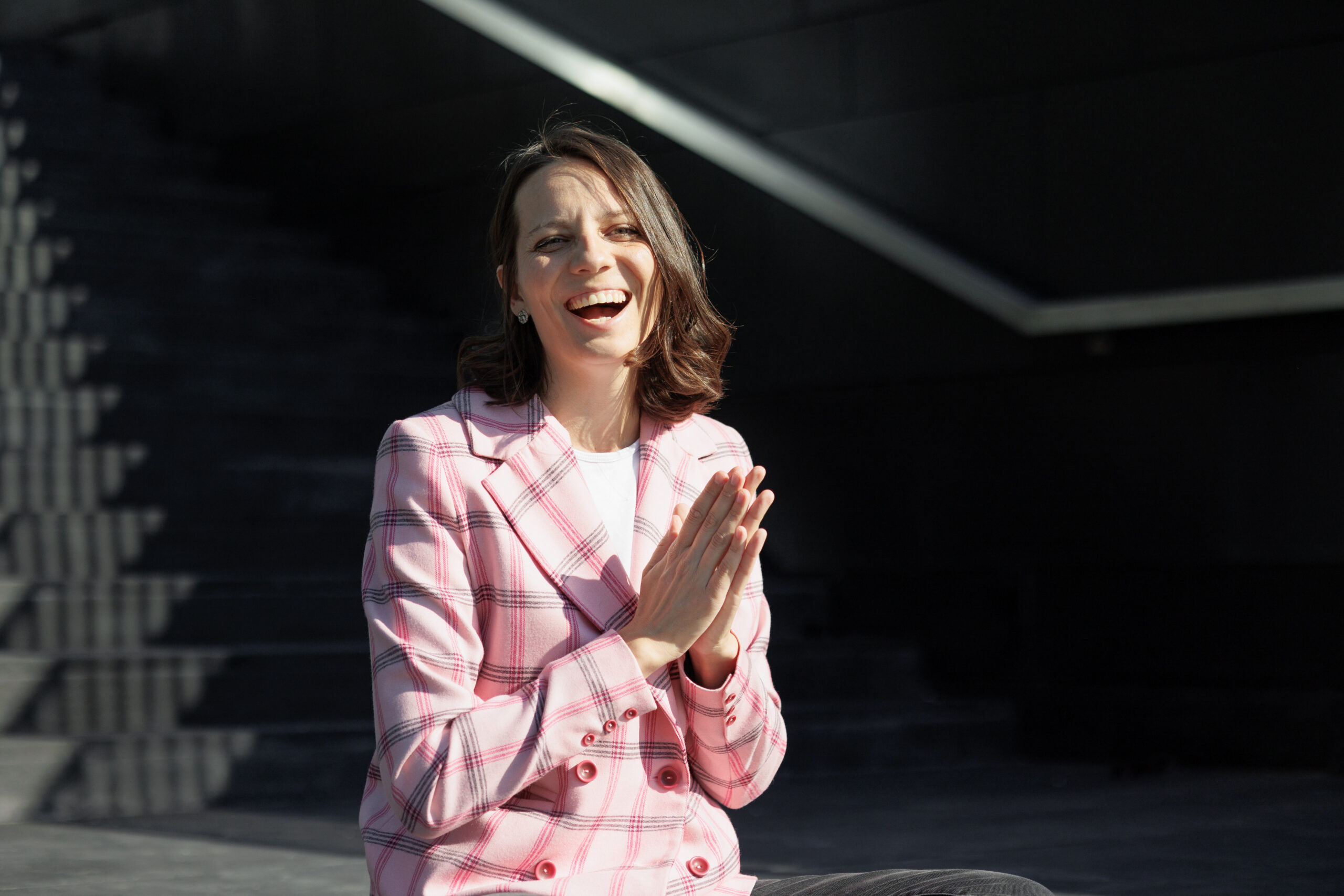 Laura Vásquez, 36 años - Psicóloga "Como profesional de la salud mental, era escéptica. Pero mi depresión posparto no mejoraba con nada. Este enfoque fue lo único que realmente me ayudó. Ahora lo recomiendo a mis pacientes."
